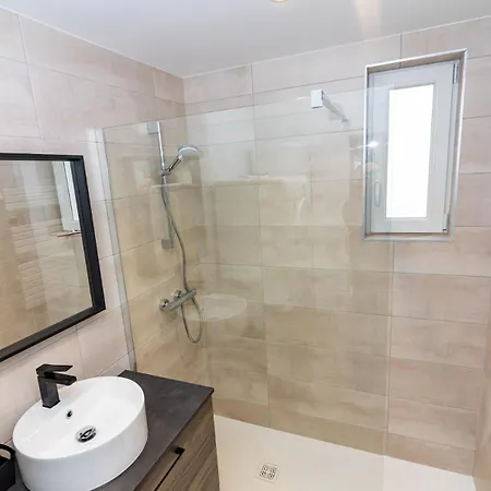 Belle Maison Avec 3 Individuelles *